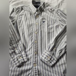 AMERICAN EAGLE Men's Button Up Shirt. Size Medium. Long Sleeves